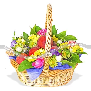 Корзина с персиками, хризантемами и эустомами